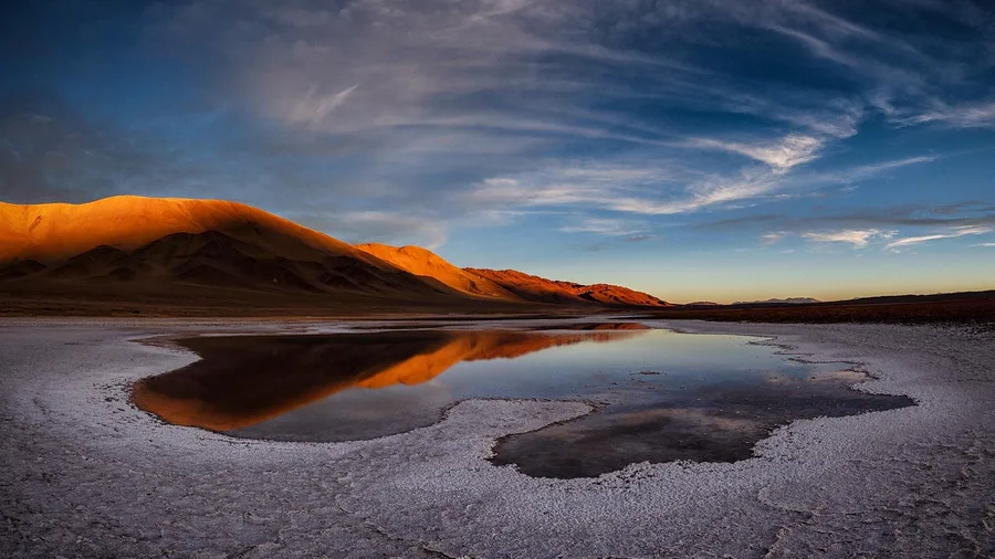 Salar de Uyuni turns into a giant giant mirror